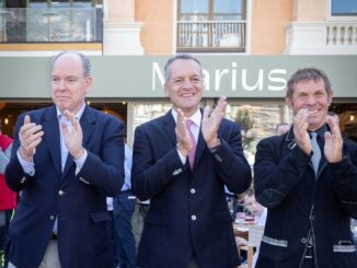 Il Principe Alberto II di Monaco si congratula con Valentin Vacherot per la sua vittoria al Masters di tennis di Shangai.