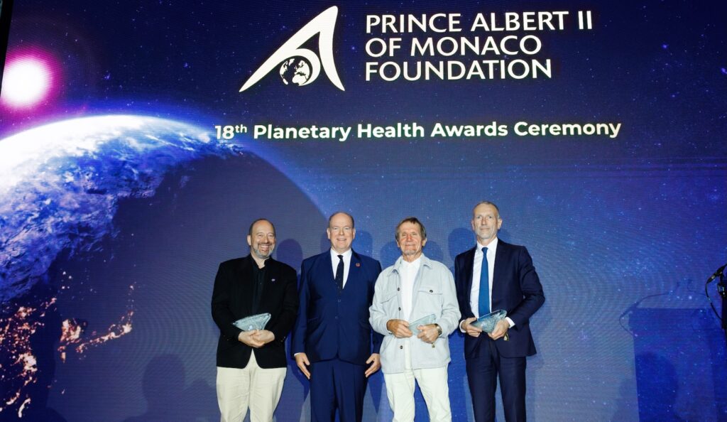 Il Principe Alberto II ha premiato tre figure d’eccellenza per il loro impegno in sostenibilità, scienza climatica e agricoltura rigenerativa.