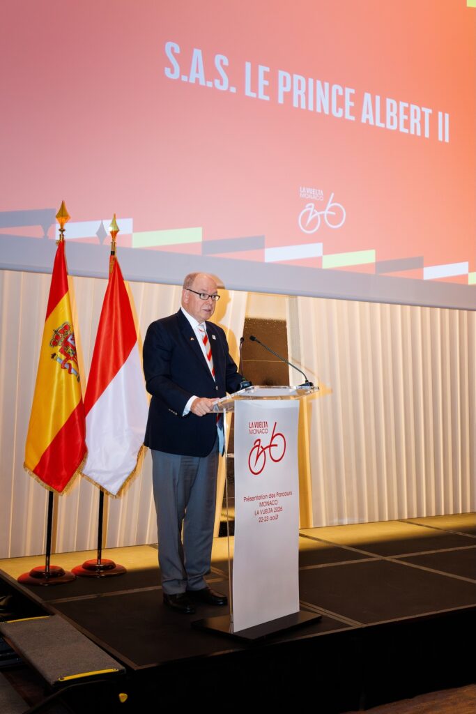 Alal presentazione de La Vuelta il Principe Alberto II ha preso la parola per dire che ospitare la gara è simbolo di apertura per il Paese