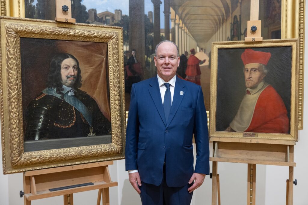 S.A.S. il Principe Alberto II posa accanto ai ritratti dei suoi antenati al Museo Granet, il Principe Onorato e il cardinal Grimaldi