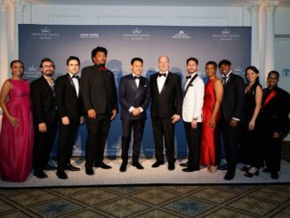 Il Principe Alberto II consegna il premio Principe Ranieri al regista Jon M. Chu durante la serata della Fondazione Princesse Grace