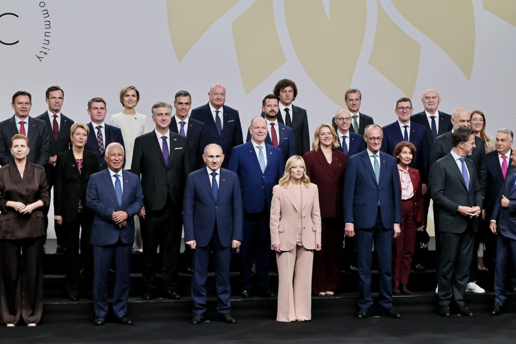 Il Principe di Monaco subito dietro alla Presidente del Consiglio, Giorgia Meloni.