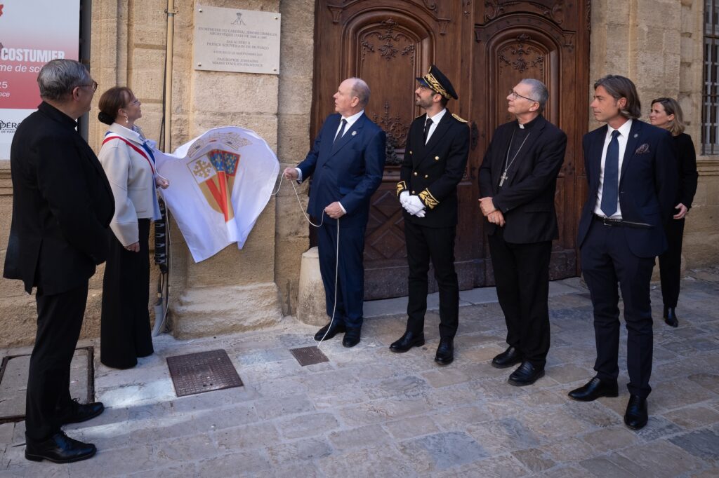S.A.S. il Principe Albert II insieme al sindaco di Aix-en-Provence Sophie Joissains svela la targa dei siti storici dei Grimaldi,
