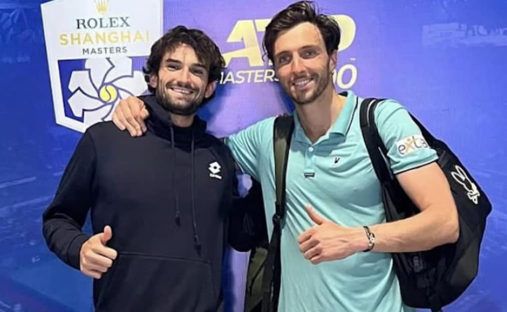 Sono Arthur Rinderknech, francese e Valentin Vacherot, monegasco, tra loro cugini, i due finalisti del torneo Open 1000 di tenni a Shangai.