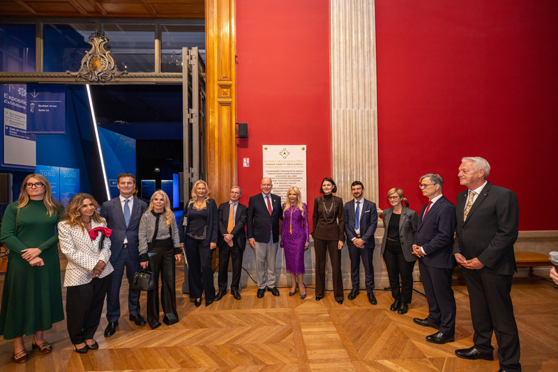 S.A.S. il Principe Alberto II, con i benefattori del museo davanti alla placca installata che ricorda chi collabora con il Museo