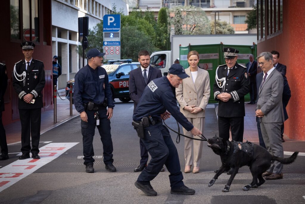 S.A.S. la Principessa Charlene ha assistito alla presentazione della nuova brigata cinofila della Pubblica Sicurezza di Monaco, da lei voluta,