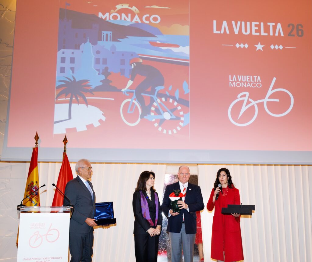 Il passaggio di testimone dai rappresentanti di Torino, da dove era partita La Vuelta al Sovrano di Monaco