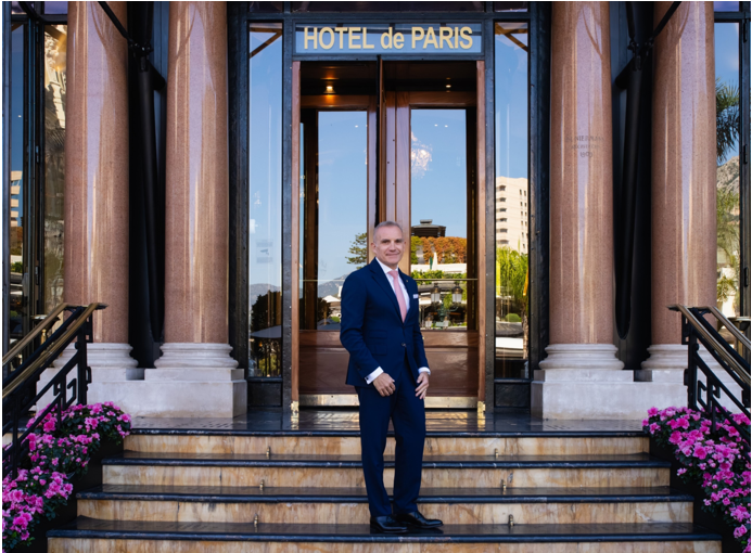 Louis Starck davanti all'hotel de Paris