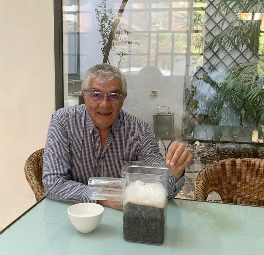 L'avvocato Maurizio Pozzi con la sua invenzione