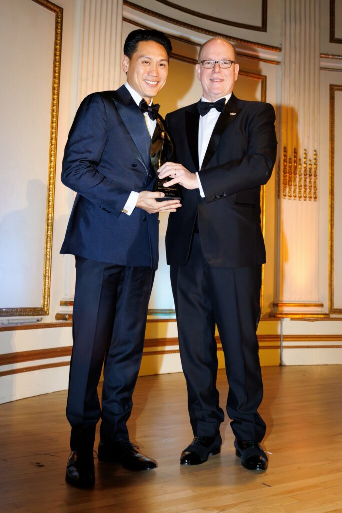 Il Principe Alberto II consegna il premio Principe Ranieri al regista JonM. Chu durante la serata della Fondazione Princesse Grace