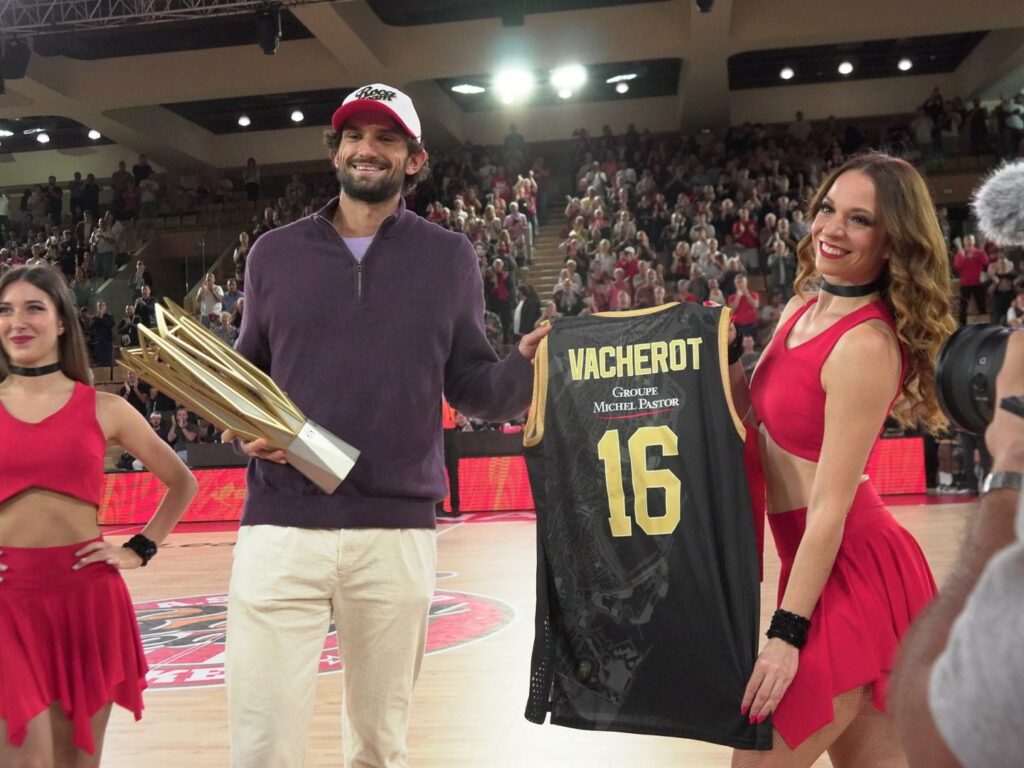 Valentin Vacherot, riceve la maglia del Monaco con il suo nome