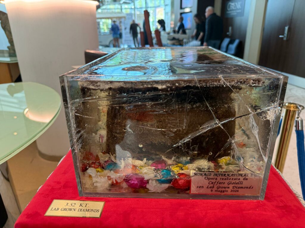 Il lingotto di cioccolato che lo scorso anno è stato firmato dal Sovrano, vera opera d'arte di Caffaro gioielli