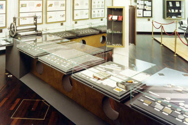 Dal 4 ottobre al 31 dicembre 2025, il Museo dei Francobolli e delle Monete alle Terrasses de Fontvieille, propone la nuova mostra "L’architettura nella filatelia: una storia in miniatura".