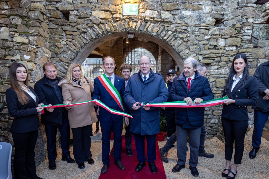 Il Principe Alberto II con il sindaco e le autorità inaugura il castello di Clavesana – Paraxo