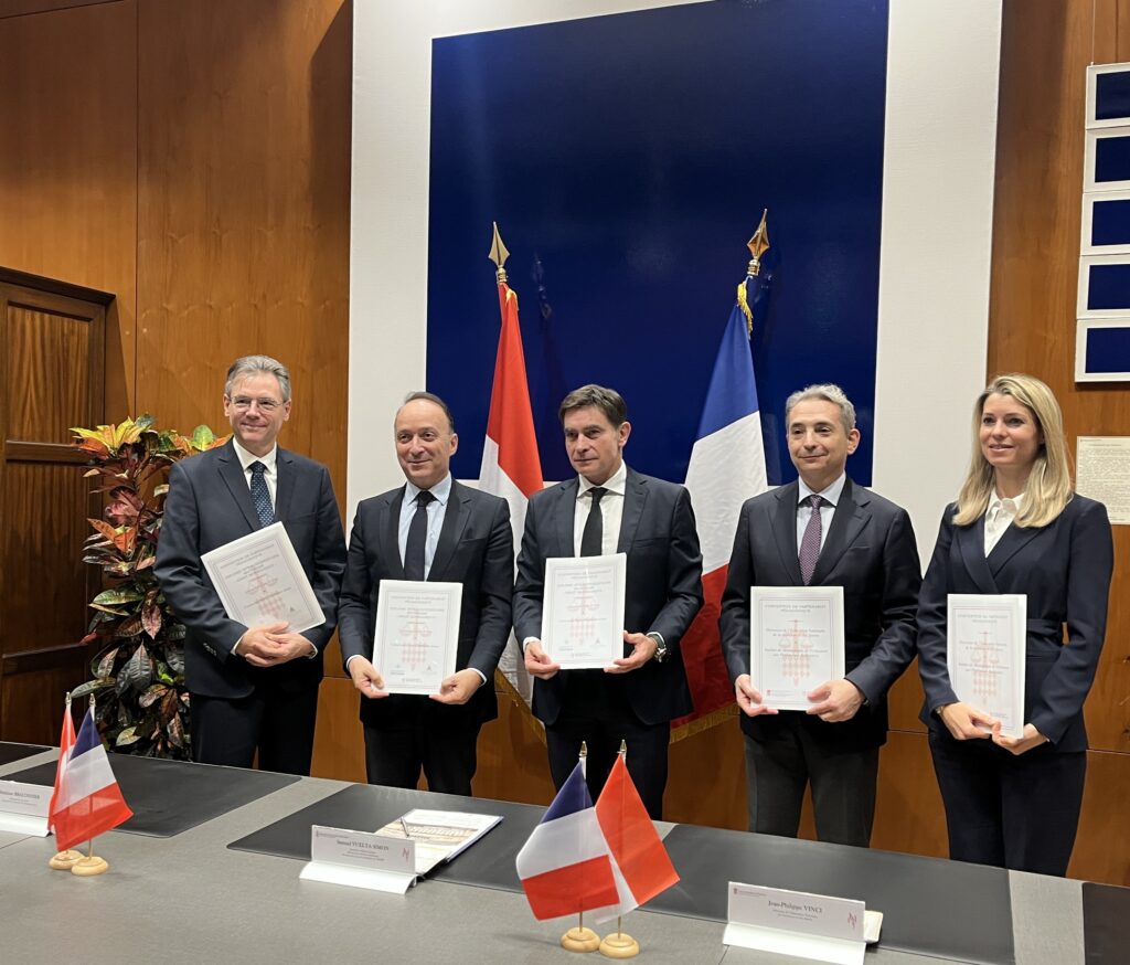 Hanno firmato la convenzione per la laurea triennale in diritto monegasco: Yves Strickler, Stéphane Braconnier, Samuel Vuelta Simon, Jean-Philippe Vinci, Delphine Lanzara