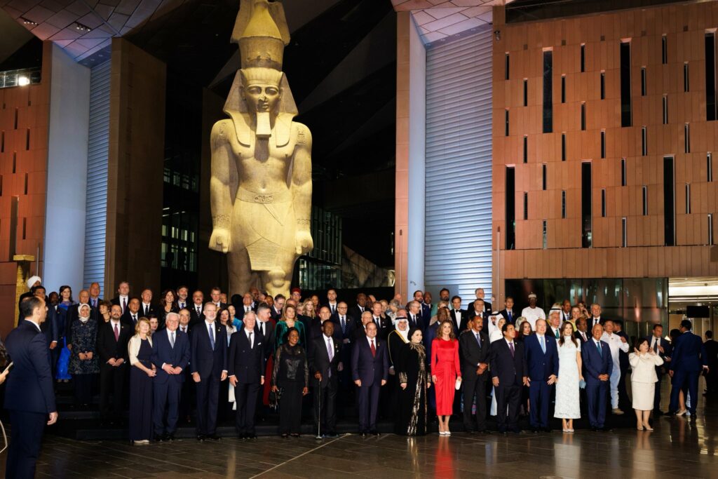 Am GEM di El Cairo I capi di Stato e di governo davanti alla statua di Ramses II alta 11 metri.