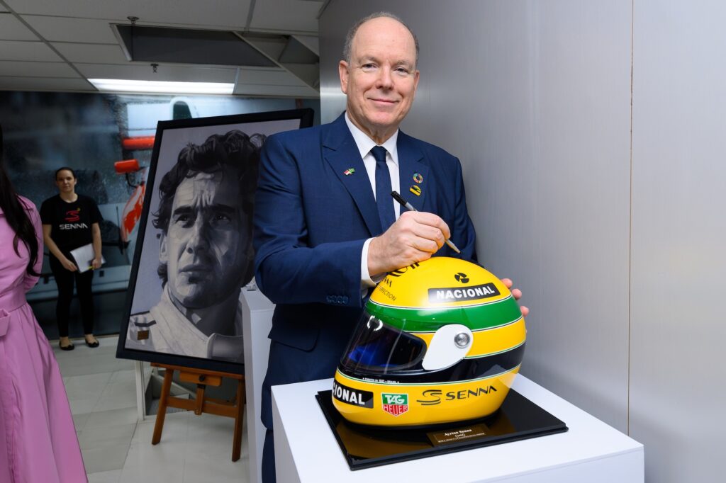 Il Principe Alberto II di Monaco autografa una replica ufficiale del casco di Senna Monaco 1987