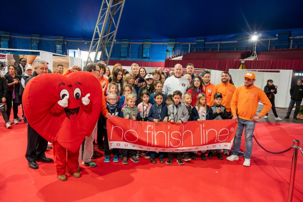 Ultimo giro delal 26ma No Finish Line con il Sovrano di Monaco e tanti bambini