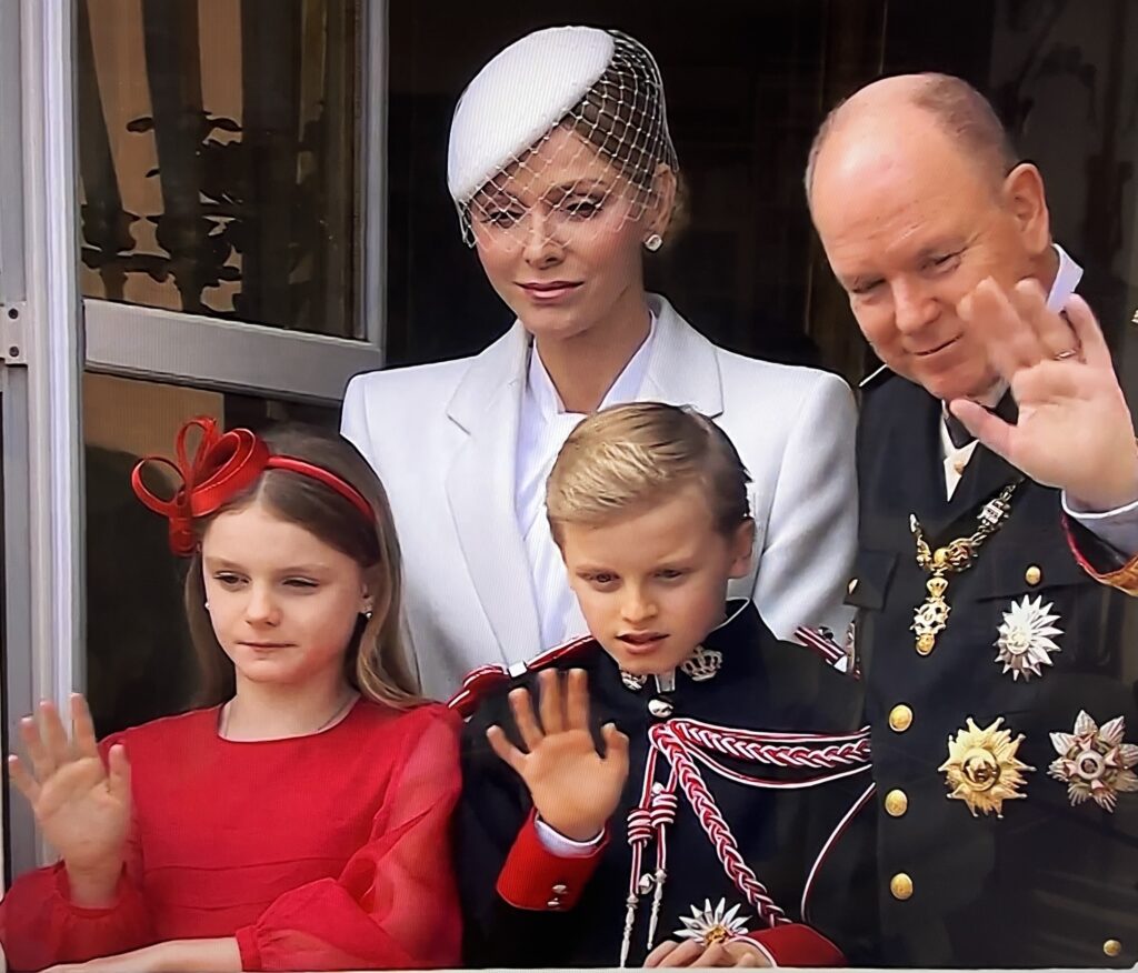 I Principi di Monaco affacciati alla finestra per la Festa Nazionale