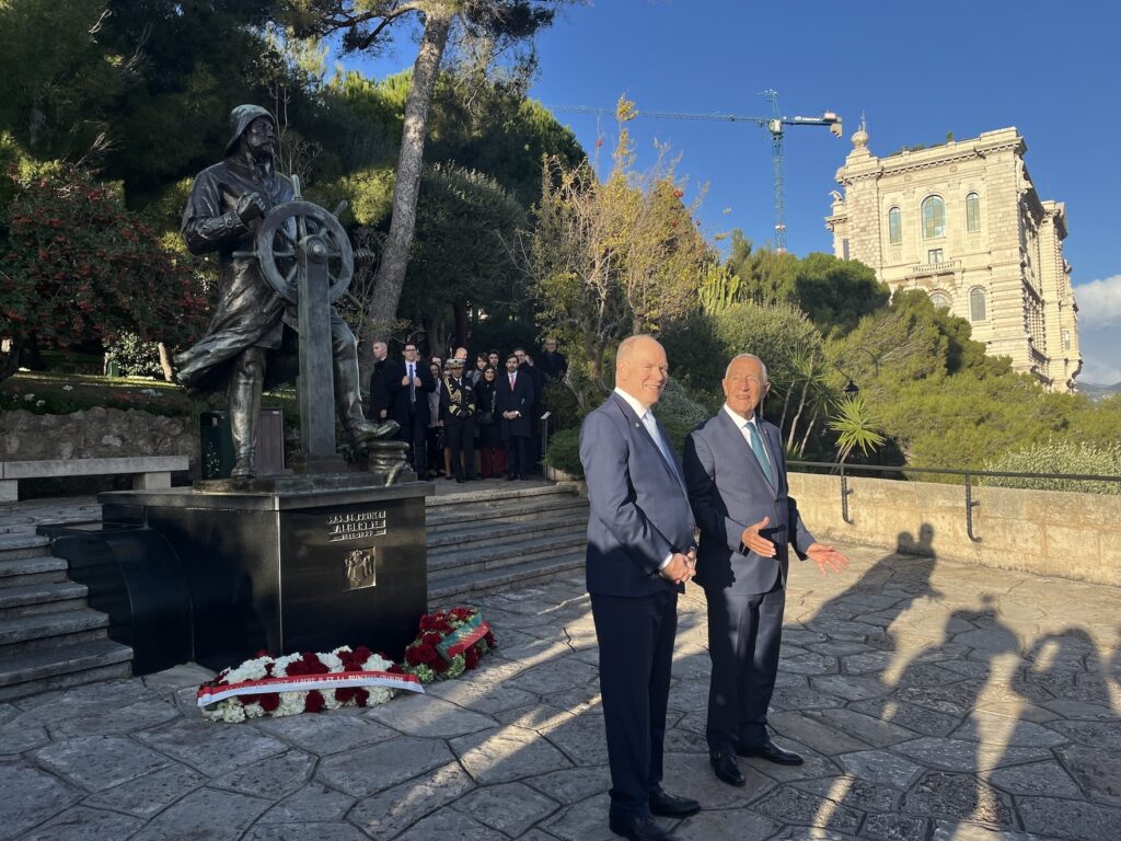 Omaggio alla statua di Albert II