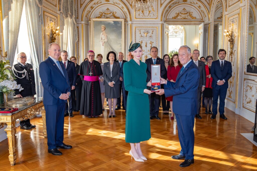 Il Presidente Rebelo De Sousa  conferisce un'onorificenza alla Principessa charlene