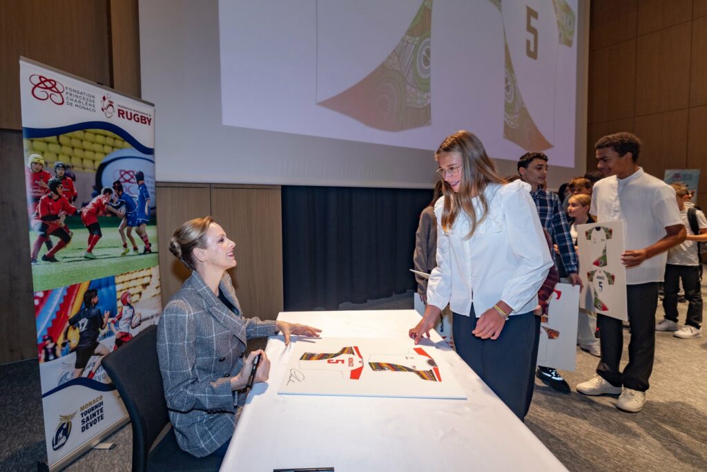 La Principessa Charlene di Monaco ha premiato i giovani del college Charles 3 che hanno ideato un design per la maglia del rugby Under 16