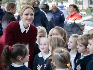 La Principessa Charlene sensibilizza i bambini sugli annegamenti