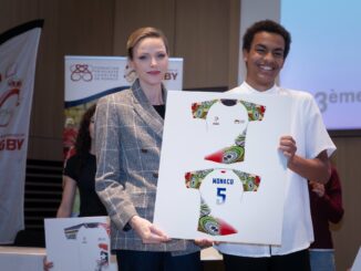 La Principessa Charlene di Monaco ha premiato i giovani del college Charles 3 che hanno ideato un design per la maglia del rugby Under 16