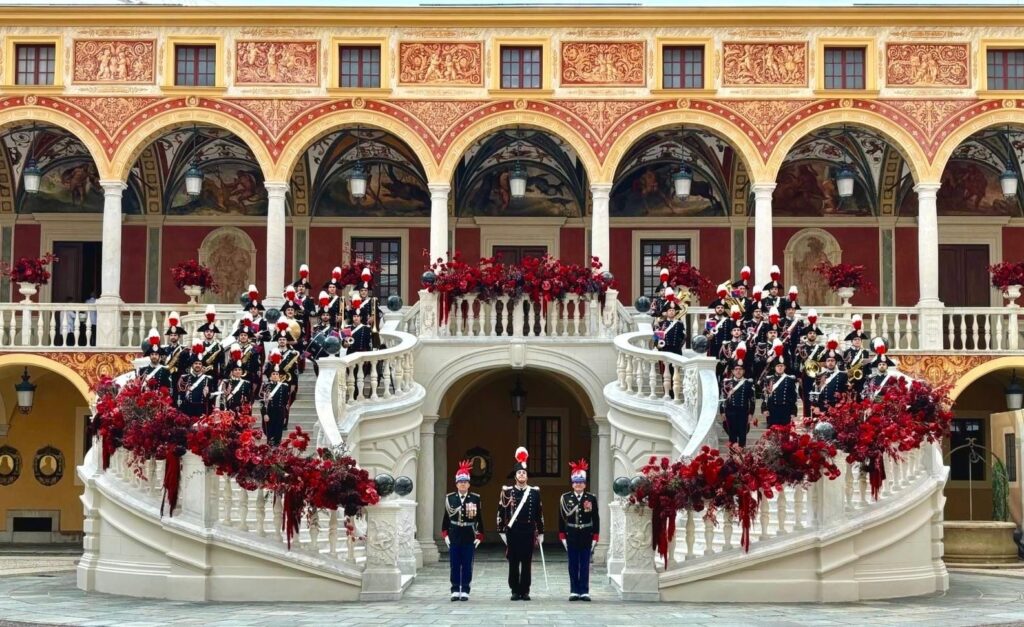 La Fanfara del III Reggimento dei Carabinieri Lombardia-Milano posa nella corte di Palazzo