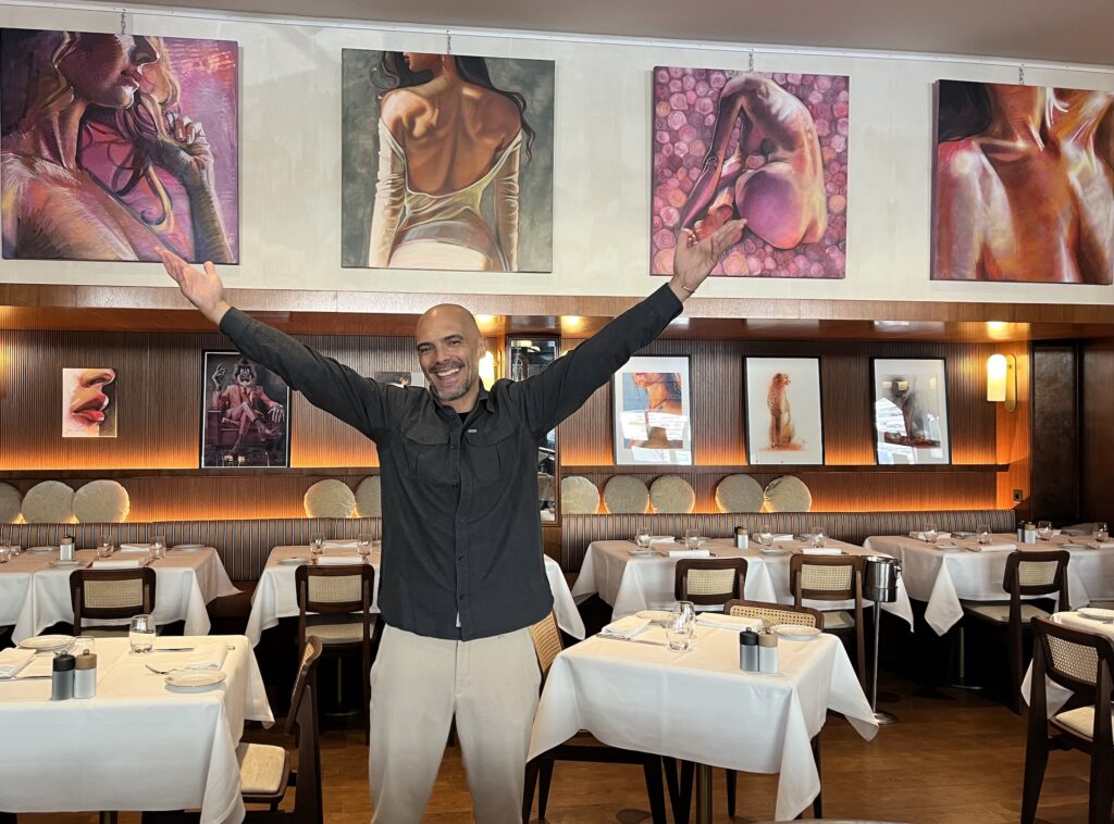 Harry James davanti ad alcuni dei suoi quadri, omaggio alle donne, ft.WSM Agency