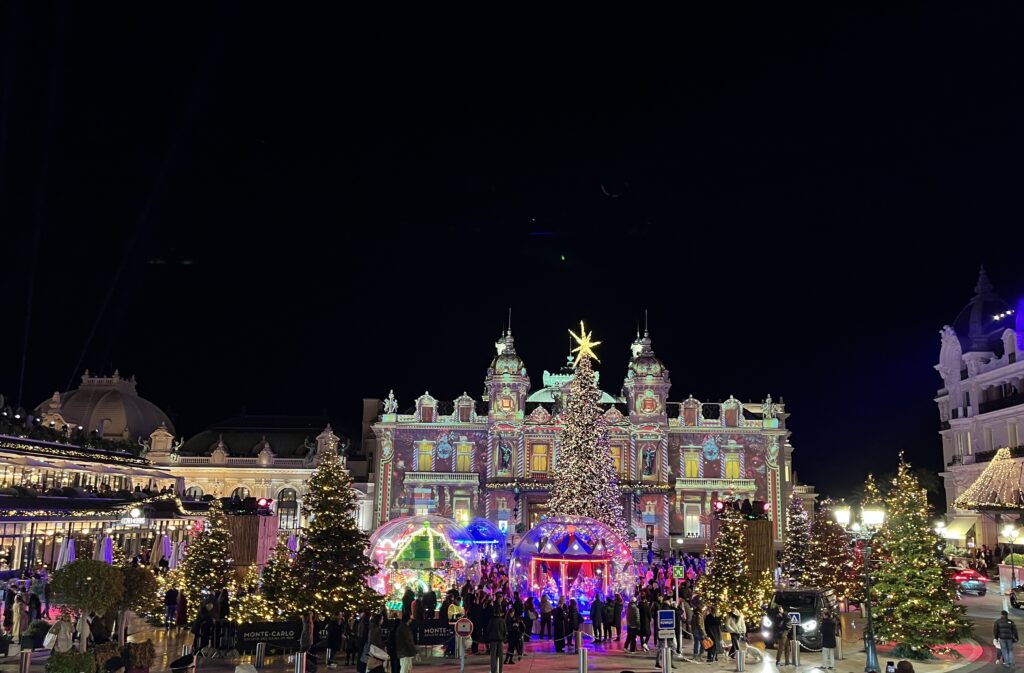 I Principi di Monaco hanno ufficialmente acceso la Magia del Natale Monte-Carlo con uno spettacolo di luci, sfere giganti e animazioni per tutta la famiglia fino al 6 gennaio 2026.