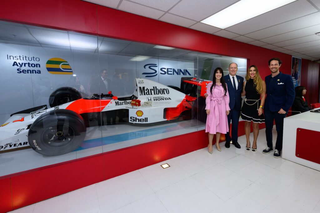 Il Principe Alberto II è stato accolto da Bianca Senna, CEO di Senna Brands, Paula Lalli Senna, Bruno Senna e da Ewerton Fulini, Vicepresidente dell’Istituto Ayrton Senna