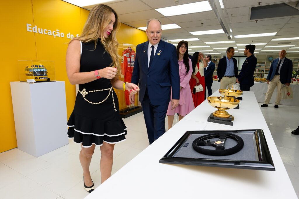 Il Principe Alberto II è stato accolto da Bianca Senna, CEO di Senna Brands, Paula Lalli Senna, Bruno Senna e da Ewerton Fulini, Vicepresidente dell’Istituto Ayrton Senna