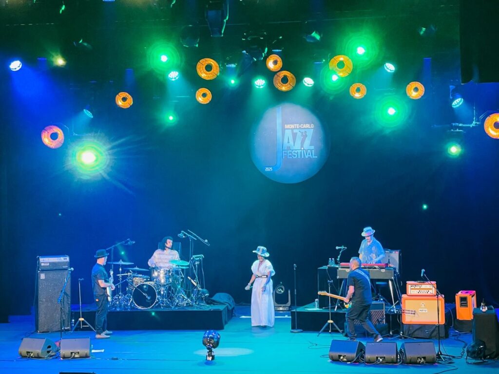 L'Opéra Garnier di Monte-Carlo si è trasformato in un tempio del trip-hop britannico, accogliendo a teatro esaurito i leggendari Morcheeba