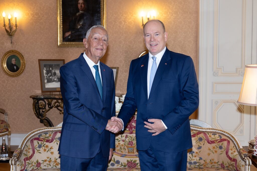 Stretta di mano tra il Principe alberto II e il Presidente Marcelo Rebelo De Sousa