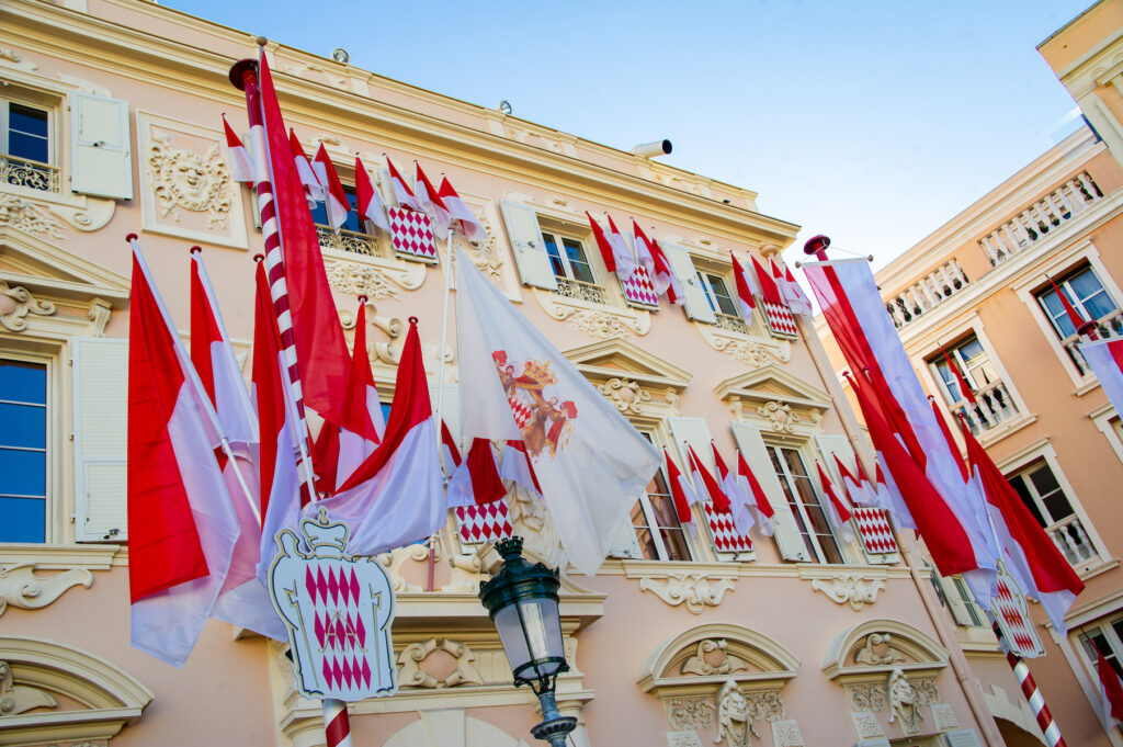 Bandiere sulla facciata di uno dei palazzi a Monaco Ville per la Festa Nazionale del Principato
