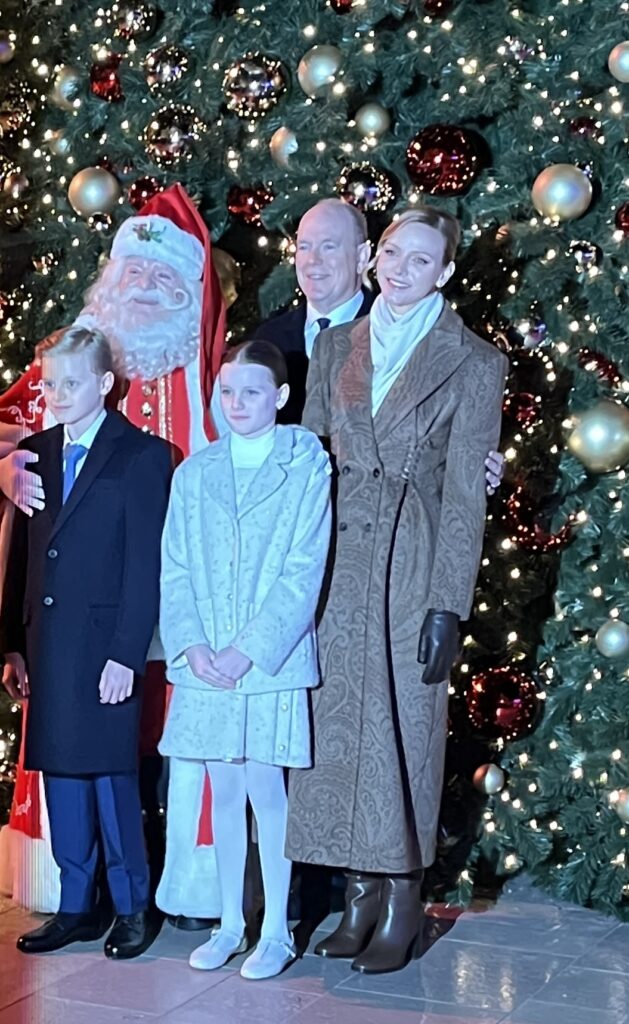 I Principi di Monaco hanno incontrato anche Babbo Natale