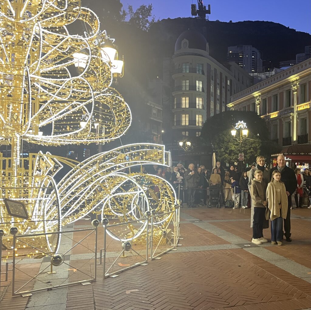 I Principi di Monaco accendono la città delle luci di Natale