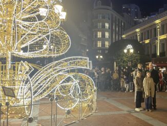 I Principi di Monaco accendono la città delle luci di Natale dalla piazza de la condamine