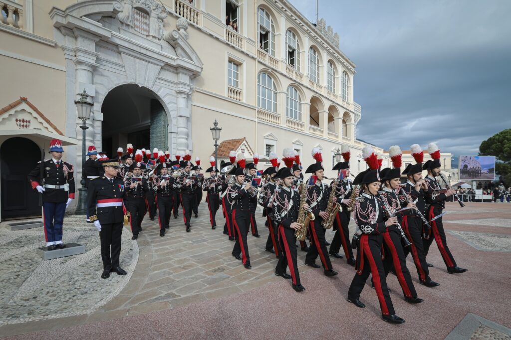 La Fanfara dei CArabinieri esce da Palazzo per esibirsi sulla piazza