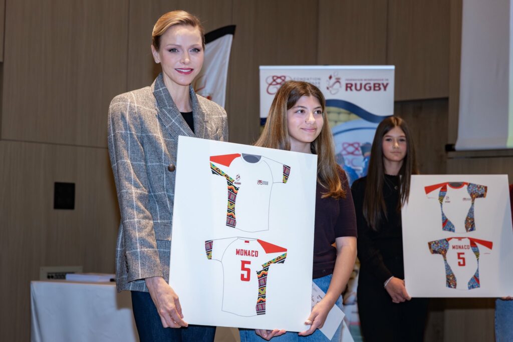 La Principessa Charlene di Monaco ha premiato i giovani del college Charles 3 che hanno ideato un design per la maglia del rugby Under 16