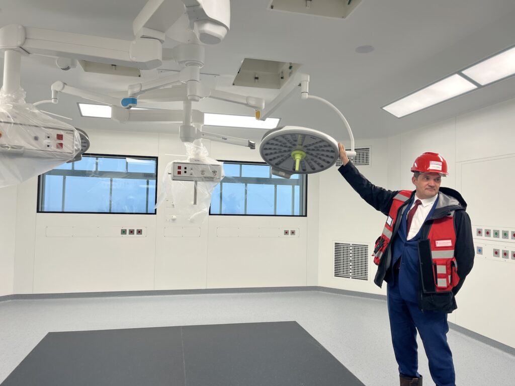 Il direttore dei lavori pubblici Adrien Le Bret illustra una delle 22 sale operatorie su 3 piani