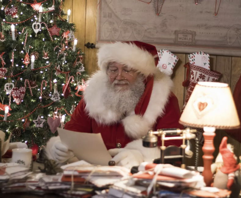 Fino al 22 dicembre 2025 i bambini possono scrivere a Babbo Natale tramite La Poste Monaco e ricevere una risposta personalizzata.