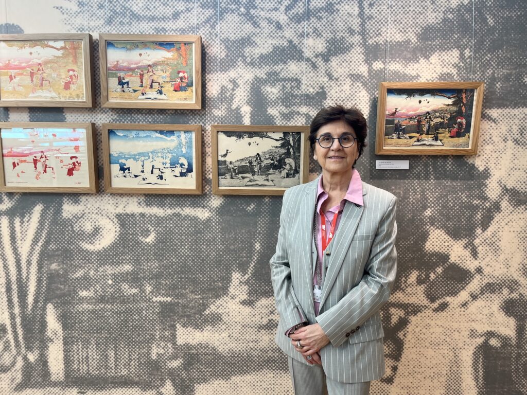 Beatrice Novaretti davanti alle opere di Béno