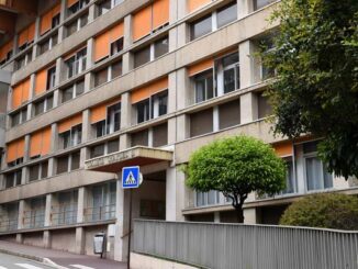 Il governo ha deciso possibili evacuazioni preventive a titolo precauzionale di alcuni residenti di edifici vicini all'attuale Liceo Albert Ier ex college Charles III