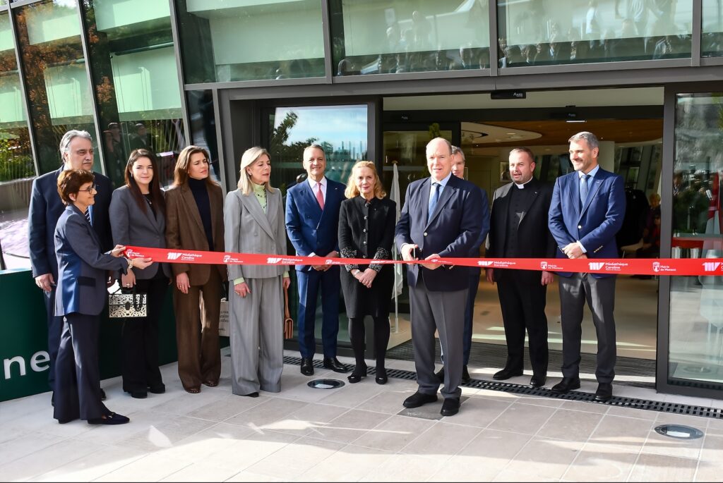 Inaugurazione della Mediateca Caroline: S.A.S. il Principe Alberto II, S.A.R. la Principessa Hannover, Charlotte Casiraghi, Melanie de Massy, Il sindaco Georges Marsan, il vice-sindaco Camille Svara, Beatrice Novaretti direttore della Mediateca