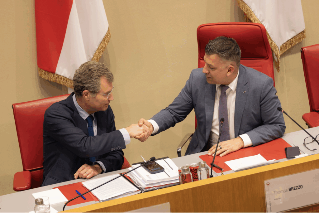 Il Ministro di Stato Christophe Mirmand et il Presidente del Consiglio Nazionale Thomas Brezzo si stringono la mano in segno di comprensione