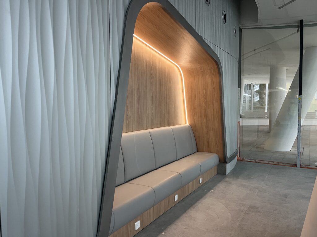 Tutto è studiato nei minimi dettaglial nuovo CHPG, pannelli in legno insonorizzati, luci, sale d'attesa accoglienti