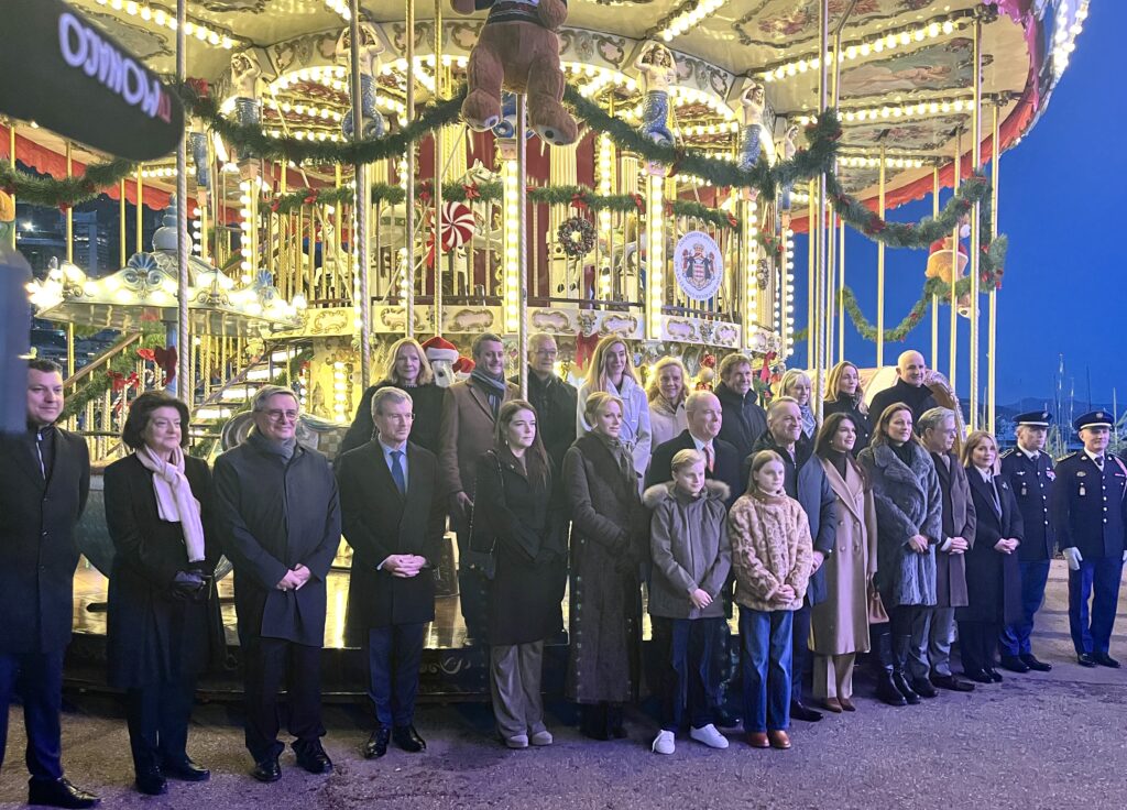 I principi con tutte le autorità presenti per l'inaugurazione del Villaggio di Natale