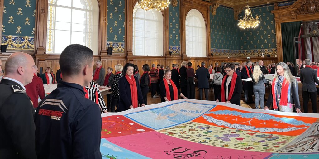 la Principessa Stephanie ha partecipato all'apertura delle Courtepointes e al minuto di silenzio che è seguito in ricordo delle vittime dell'AIDS